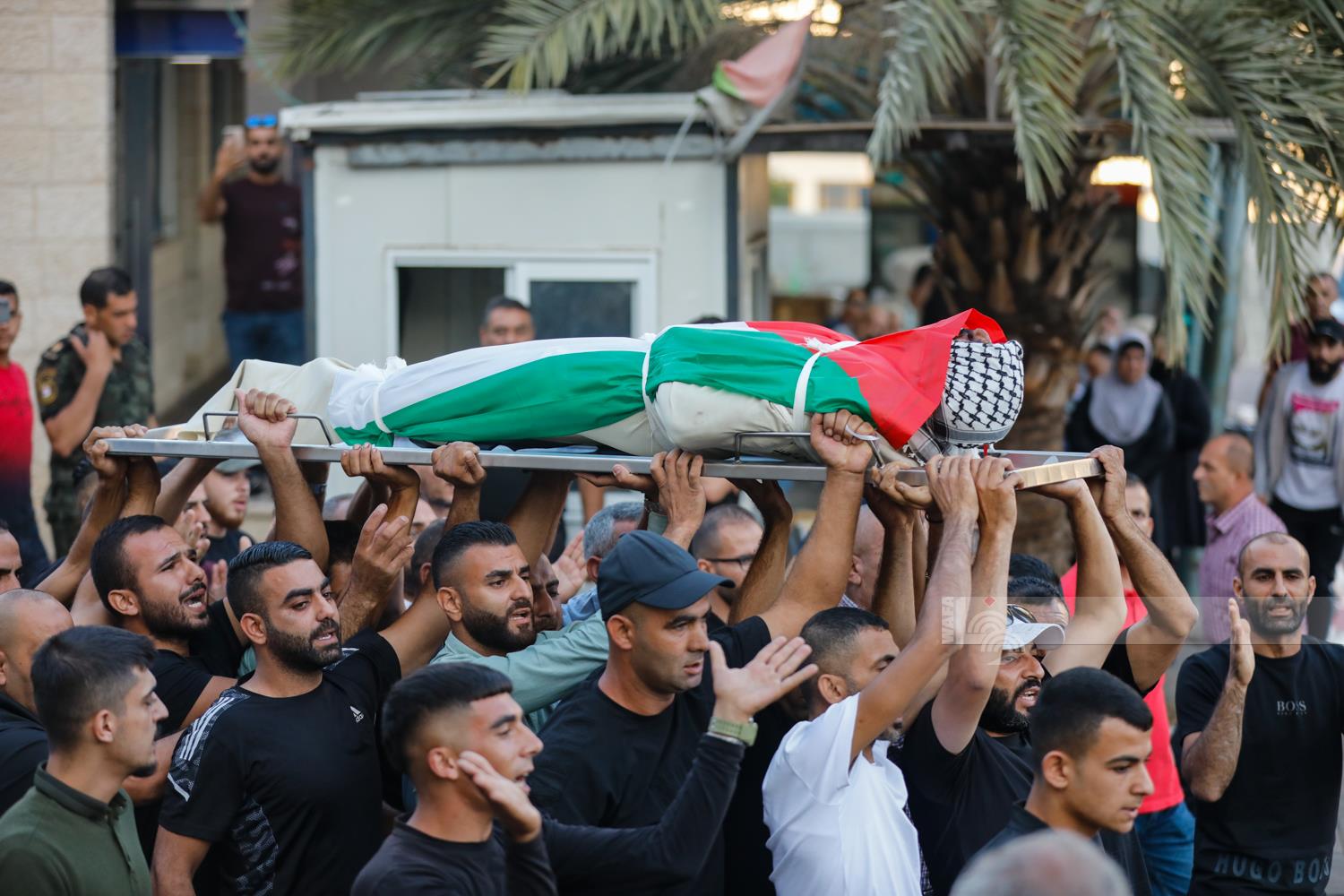 نقل جثمان الشهيد بلال قدح إلى مجمع فلسطين الطبي في رام الله (تصوير: محمد أبو زيد/وفا)